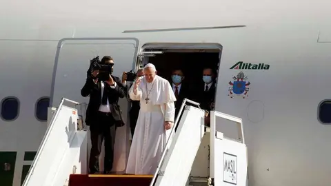 En la imagen de Reuters, el Papa se despide del pueblo de Irak antes de partir hacia Roma.