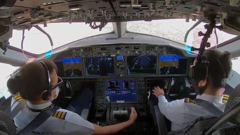 Isma Dewi y Shareefa Al Bloushi, pilotando el vuelo de Etihad entre Abu Dhabi y El Cairo. (ETIHAD)