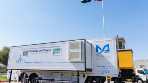 El centro de vacunación podrá desplazarse por todo el emirato. (Dubai Media Office)