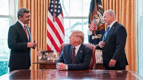 El ministro de Relaciones Exteriores de EAU, el presidente de EEUU y el primer ministro israelí en la Oficina Oval. (Ministerio de Exteriores de EAU)