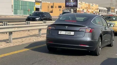 Un coche modelo Tesla en las calles de Dubai. (EL CORREO)