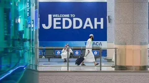  Un viajero con una máscara debido a la pandemia del coronavirus en una aeropuerto saudí (Al Arabiya)