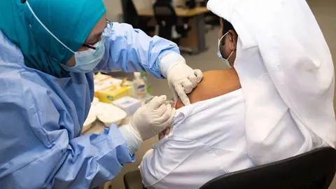 Ciudadano emiratí recibe la vacuna. / Emirati citizen receives the vaccine. (WAM)