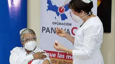 Mujer recibe la vacuna contra el coronavirus en Panamá. (www.dw.com)