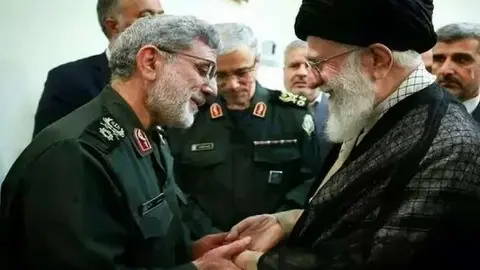 Ismail Qaani, comandante de la Fuerza Quds de Irán junto al líder supremo de Irán, Ali Khamenei. (Foto de redes sociales)