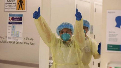 En la imagen de Reuters, personal sanitario en Emiratos Árabes.