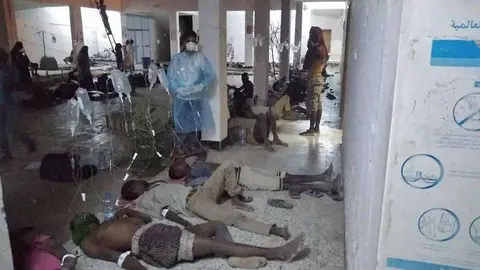 Inmigrantes africanos en Yemen tienen la suerte de recibir tratamiento en un hospital en la ciudad sureña de Lahj. (AFP)