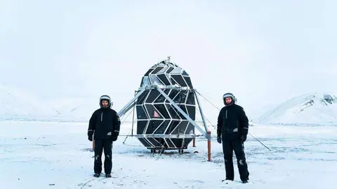 Los expertos daneses Sebastian Aristotelis y Karl-Johan Sorensen junto al hábitat en Groenlandia. (Lunark)