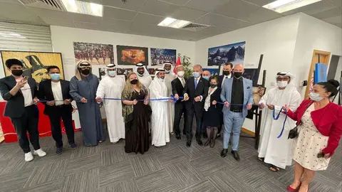 Artistas y personalidades, junto al cónsul general del Perú en el momento del corte de la cinta inaugural de la exposición 'Art Unity'. (EL CORREO)