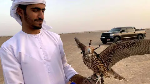 Un joven emiratí con su halcón. (EL CORREO)