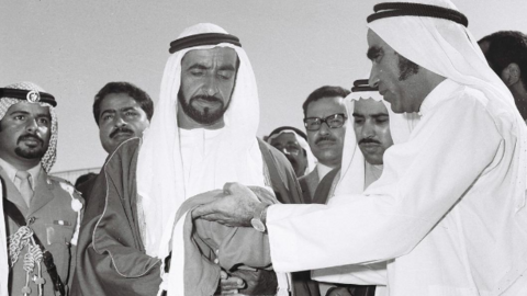El presidente fundador, el jeque Zayed, iza la bandera de EAU en la Casa de la Unión  en Dubai, el 2 de diciembre de 1971, marcando la unificación del país. (Al Ittihad)