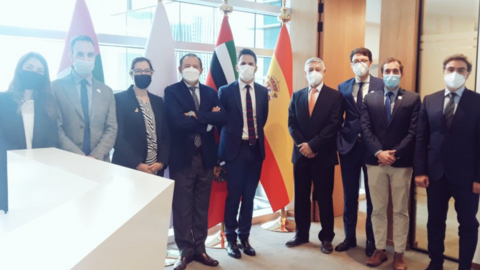 El equipo de profesionales españoles de la Autoridad Militar de Aeronavegabilidad durante su visita a la Embajada española en Abu Dhabi. (Twitter)