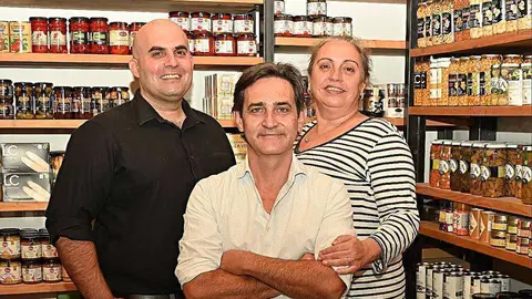 De izquierda a derecha, Carlos Colomé, Raúl Simón y Elisa Labori, en la tienda de La Despensa en Al Quoz. / From left to right, Carlos Colomé, Raúl Simón and Elisa Labori, at the La Despensa store in Al Quoz.(EL CORREO)