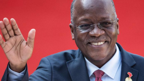 Una imagen del presidente tanzano fallecido. (Twitter)