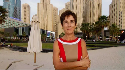 La periodista española Ángeles Espinosa, en la zona de Jumeirah Beach Residence en Dubai. (Richard Ramos / EL CORREO)