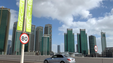 Señales de límite de velocidad en una carretera de Abu Dhabi. (EL CORREO)