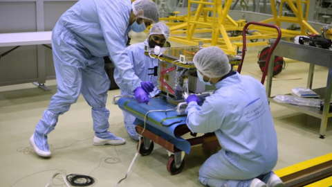 Ingenieros trabajan en el DMSat-1 emiratí. (MBRSC)