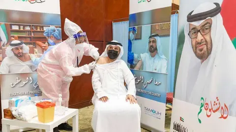 Punto de vacunación en la Universidad de Ajman. (WAM)