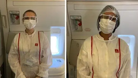 El pasajero Naren Balasubramaniam compartió esta imagen de dos de los 'héroes' de Emirates.