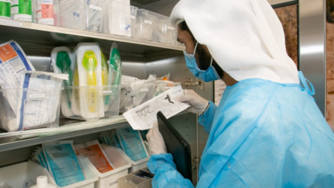 Un farmacéutico en Dubai. (Dubai Media Office)