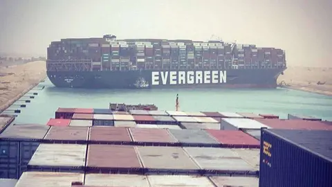 El buque portacontenedores Evergreen en el Canal de Suez. (Julianne Cona,  Instagram)
