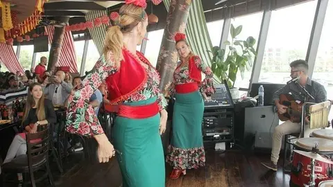 Raquel Reyna y Lorena Jiménez en el escenario de Casa de Tapas en Dubai en 2018. (EL CORREO)