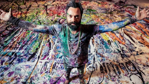 El artista junto a su obra. (Twitter)