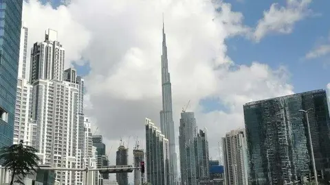La E-11 a su paso por el centro de Dubai. (EL CORREO)