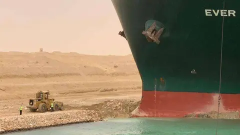Operarios trabajan para desencallar el 'Ever Given' en el Canal de Suez. (REUTERS)