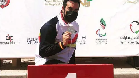 Saavedra con su medalla de oro. (CPE)