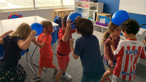 Los niños mejoran su español mientras se divierten en el campañemento cultural de UCAM Dubai. (Cedida)