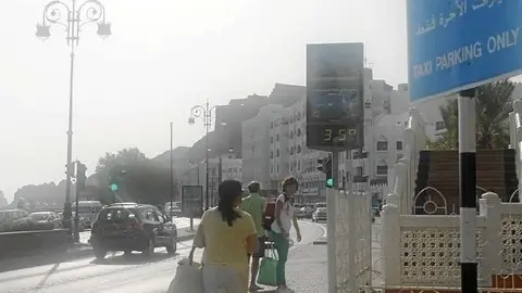 Turistas en la Corniche de Muscat. (EL CORREO)