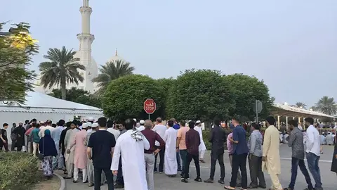 Largas colas para acceder a la Gran Mezquita de Abu Dhabi en la mañana de este Eid al Adha. (EL CORREO)