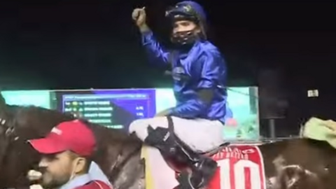 El jinete Luis Saez tras su victoria en Dubai 2021. (Twitter)