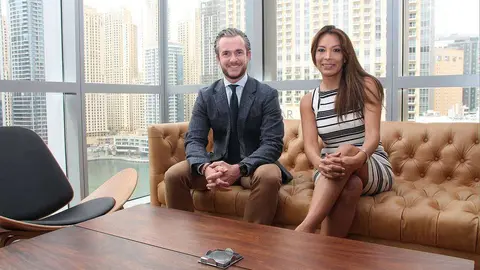 Claudia Hermosa, junto a William Burrows, director general de AHR Private Wealth, en la sede de la compañía en Dubai. (EL CORREO)