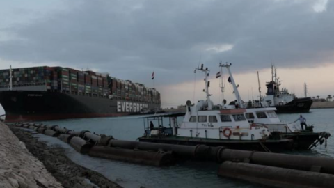 En la imagen de Reuters, el buque varado en el Canal de Suez.