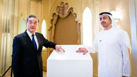 El jeque Abdullah bin Zayed, ministro de Relaciones Exteriores y Cooperación Internacional de EAU, y el ministro de Relaciones Exteriores de China, Wang Yi, lanzaron la primera línea de producción de la vacuna Covid-19. (WAM)