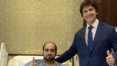 El cirujano argentino junto a su paciente en Abu Dhabi. (Cedida)