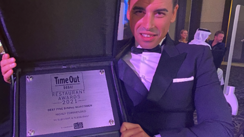 Jaime Castañeda, director general de 99 Sushi Bar LTD junto al galardón. (Cedida