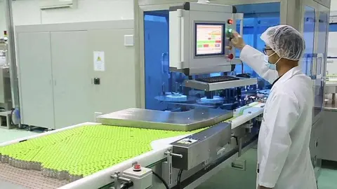 Un técnico supervisa la producción de la versión emiratí de la vacuna Sinopharm, llamada Hayat-Vax, en la planta de la farmacéutica Julphar en Ras Al Khaimah. (G42 Healthcare / Julphar)