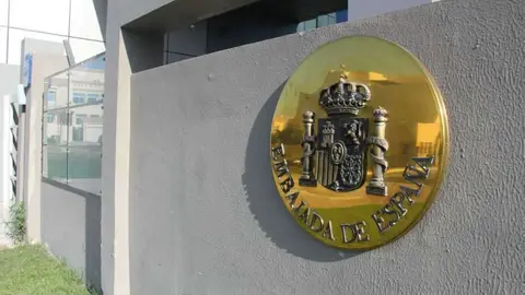 Detalle de la fachada exterior de la Embajada de España en Abu Dhabi. (EL CORREO)
