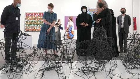 La jequesa Latifa bint Mohammed bin Rashid Al Maktoum, presidenta de la Autoridad de Cultura y Arte de Dubai, rodeada de artistas en la muestra de este año. (WAM)