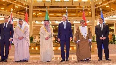Kerry junto al ministro de Exteriores de EAU y de países del Golfo.
