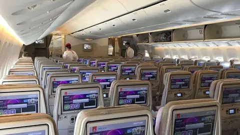 Una imagen de la cabina de clase turista de un avión de Emirates Airline. (EL CORREO)