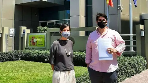 Carmen de Antonio, cónsul de España en Abu Dhabi, y Alfredo Saenger, en la puerta de la Embajada de España. (@EmbEspEAU)