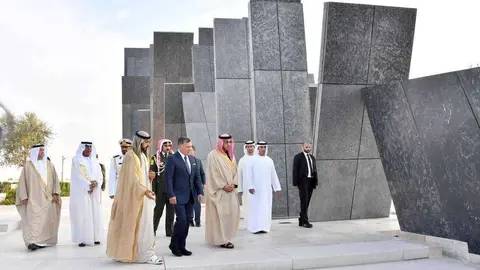 El Rey de Jordania recorre el Mausoleo de los Mártires en Abu Dhabi. (WAM)