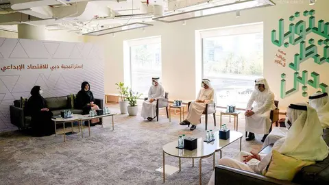 Sheikh Mohammed bin Rashid Al Maktoum, preside la presentación de la Estrategia de economía creativa de Dubai. (WAM)