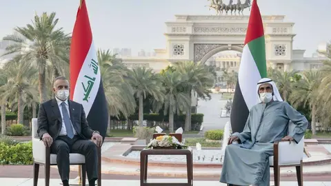 Mustafa Al-Kadhimi y Sheikh Mohammed bin Rashid Al Maktoum, este domingo en Abu Dhabi. (WAM)