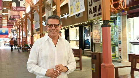 El mexicano José Toledo, ante su obra en el Gold Souk de Dubai. (EL CORREO)