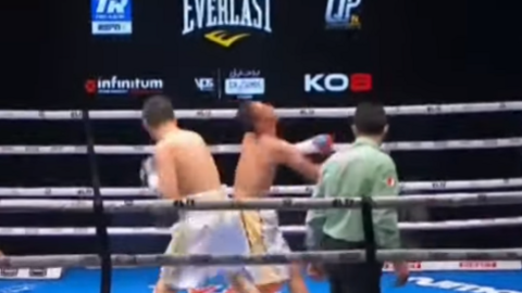 Momento en que Herber Rondón recibe el golpe definitivo.